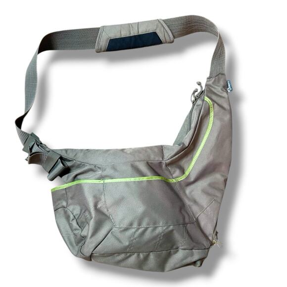 Lowepro Passport Sling Camera Bag for DSLR Photography & Travel Camera Bag - Picture 2 of 5